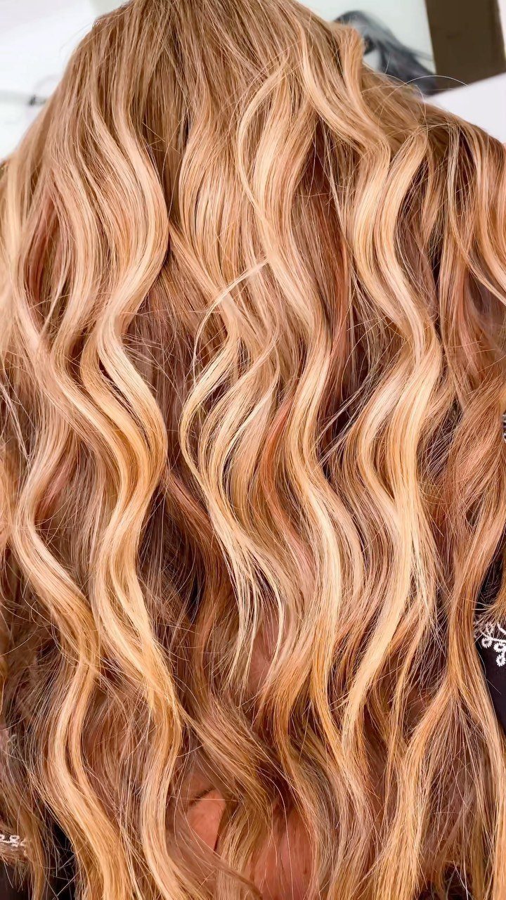 Wavy dark strawberry-blonde balayage with copper and pale blonde ribbons