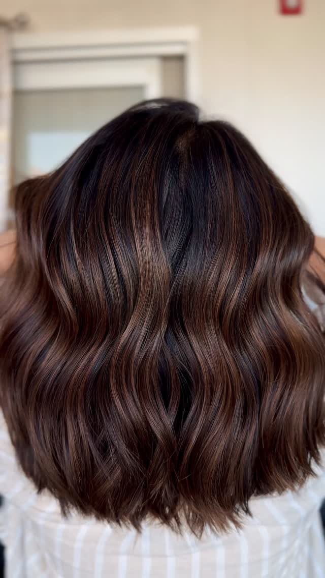 Wavy dark brown lob with lighter cinnamon-brown streaks