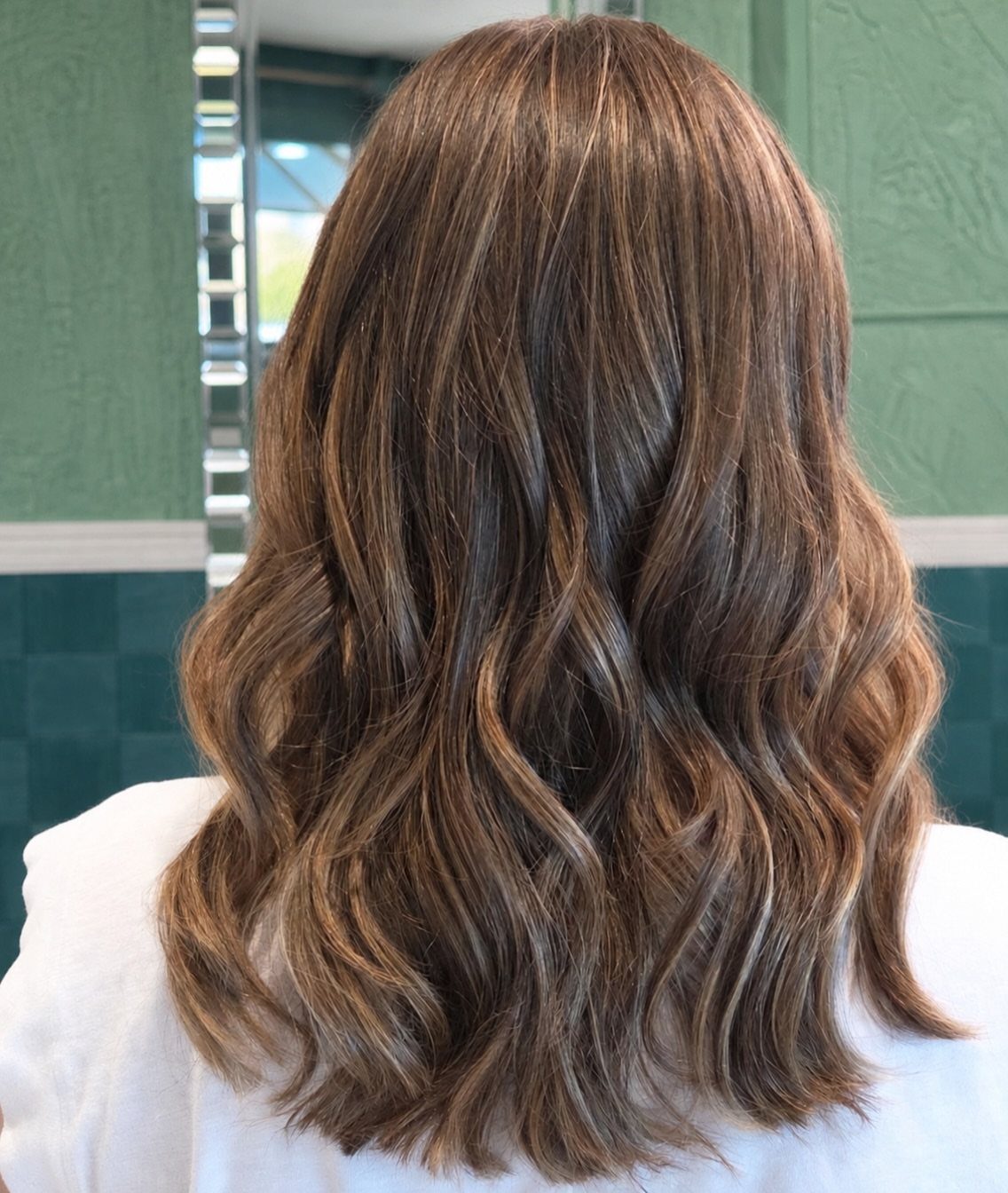 Long wavy brunette hair with fine chocolate-brown highlights