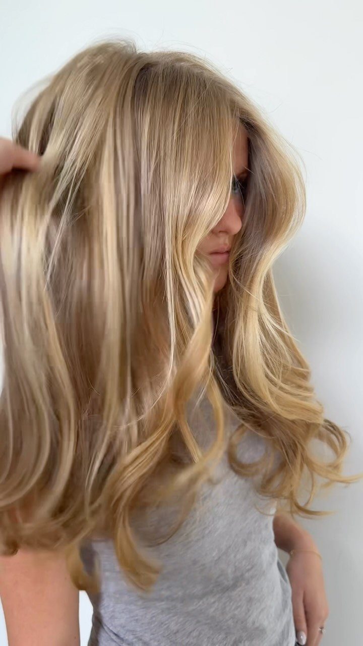 Long wavy dirty blonde hair with bright golden blonde highlights