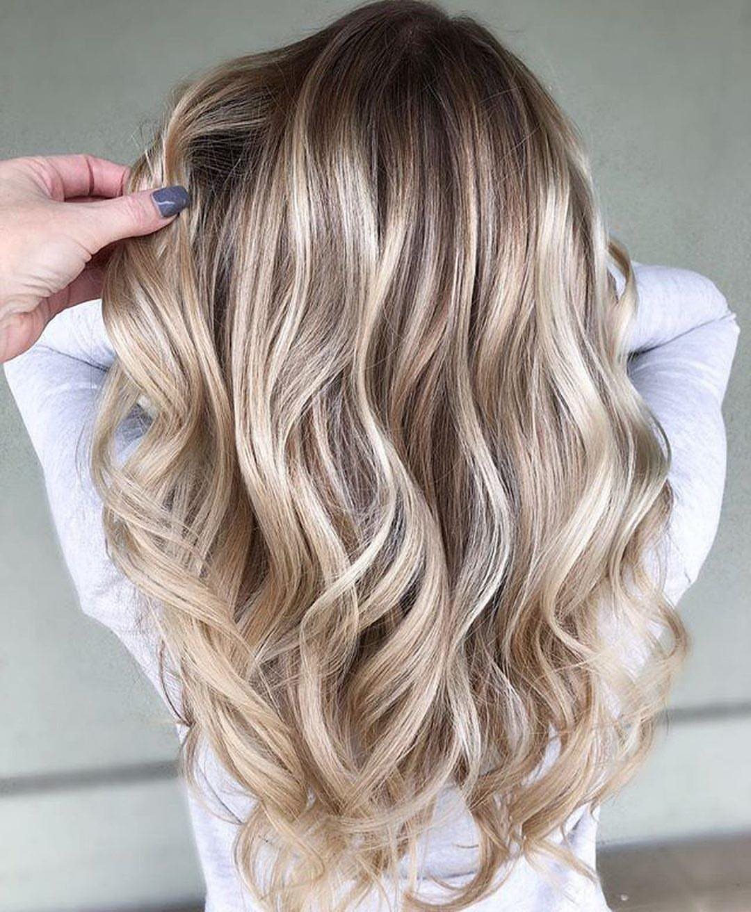 Wavy brown hair with blended vanilla blonde balayage highlights